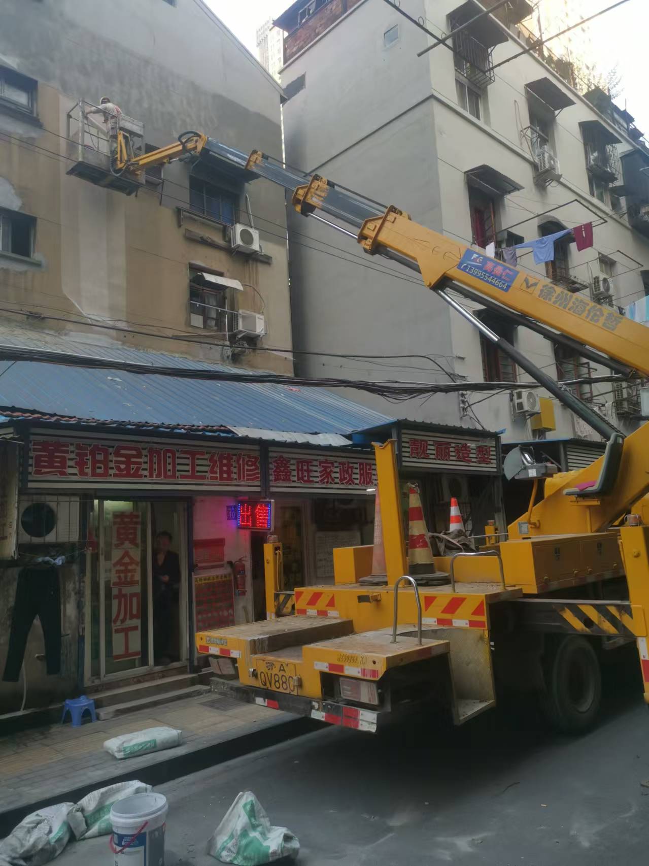 22米登高車(chē)載人粉刷外墻施工現(xiàn)場(chǎng)